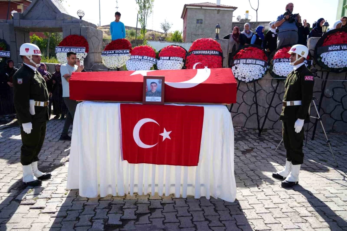 Şehit Piyade Sözleşmeli Er Onur Özbek, Niğde\'de son yolculuğuna uğurlandı