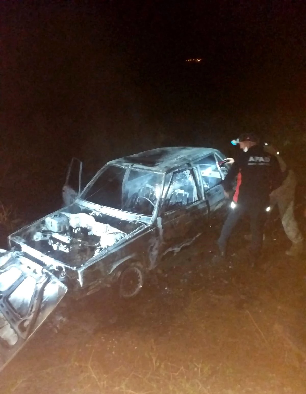 Siirt\'in Kurtalan ilçesine bağlı Gözpınar köyü yakınlarında kaza yapan otomobilin yanması sonucu ilk belirlemelere göre 5 kişi hayatını kaybetti.