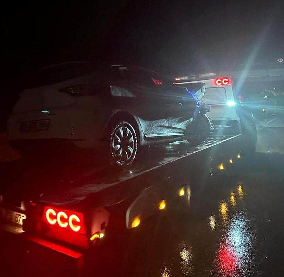 Sakarya\'da Ters Yönde Giden Otomobil ile Tır Çarpıştı: 1 Ölü, 3 Yaralı
