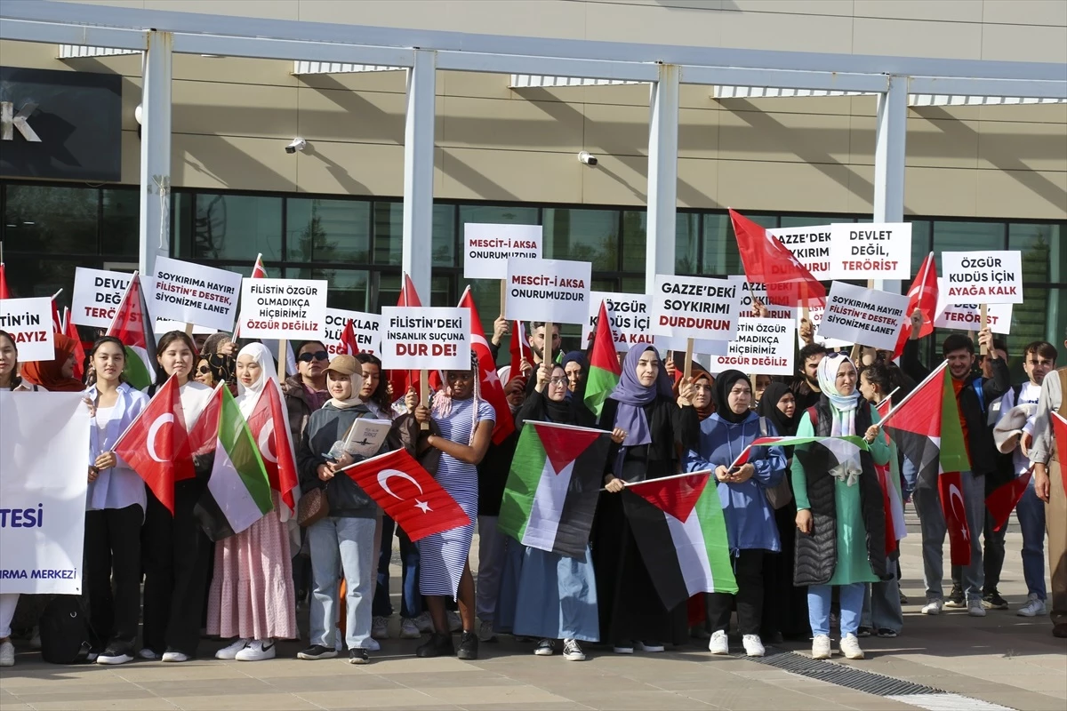 Uşak Üniversitesi\'nde Yabancı Öğrenciler İsrail\'in Gazze Saldırılarını Protesto Etti