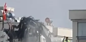 Adana'da bir işçi çatıda dans ederken görüntülendi