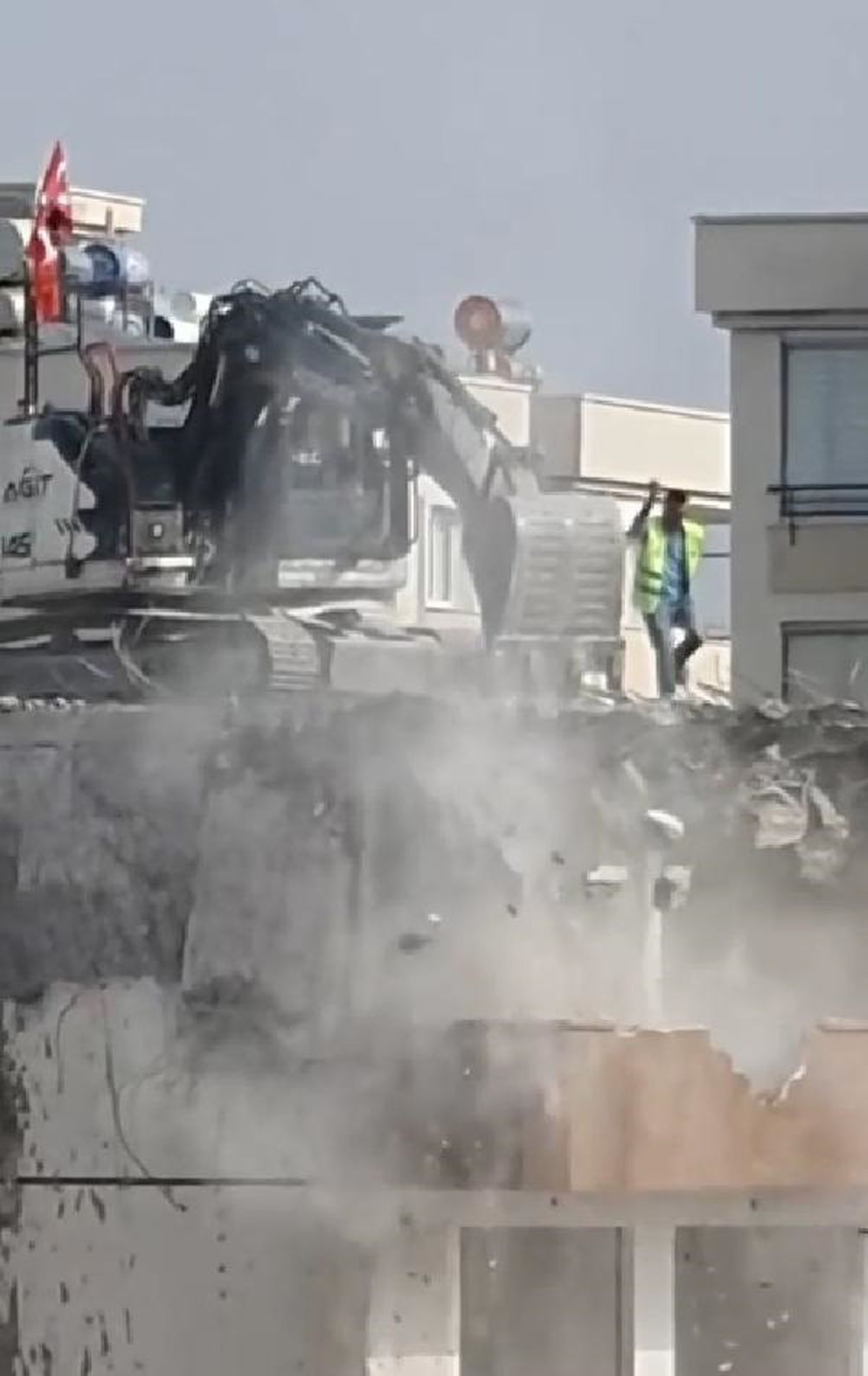 Adana'da bir işçi çatıda dans ederken görüntülendi