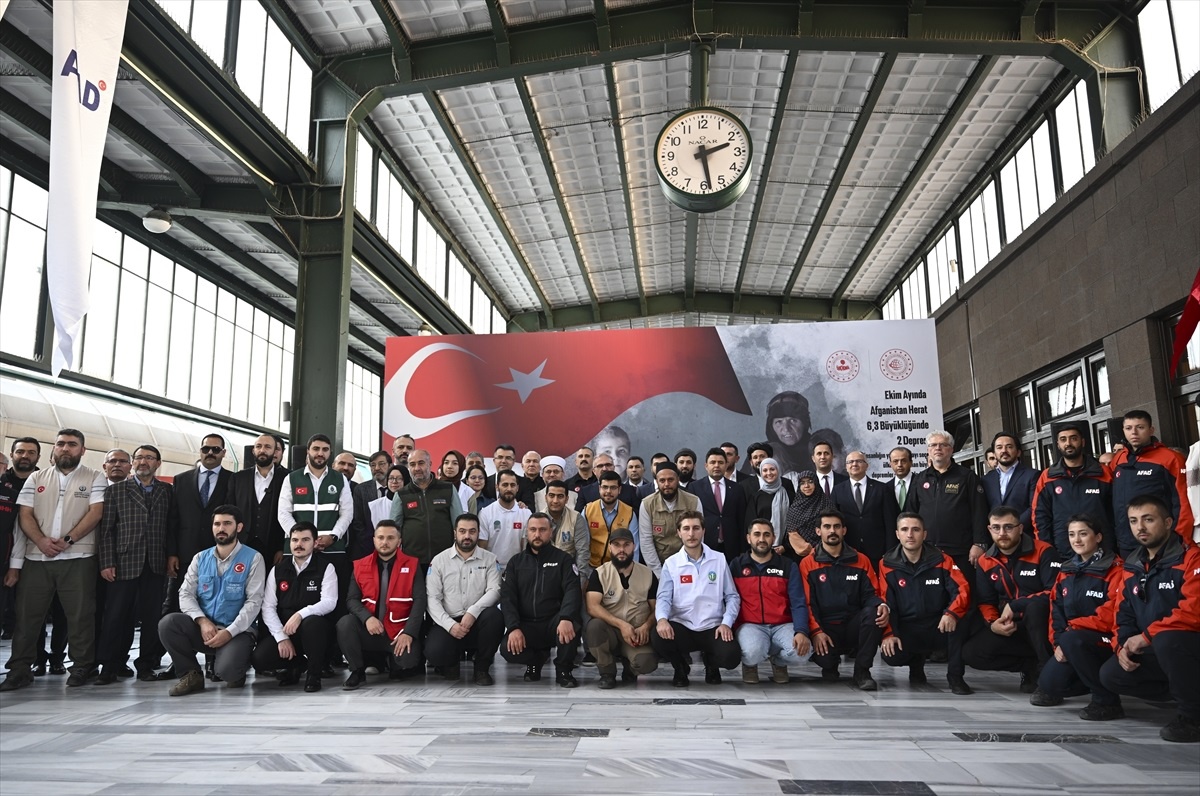 Afganistan\'a yardım malzemesi taşıyan "İyilik Treni"nin 19\'uncusu törenle uğurlandı