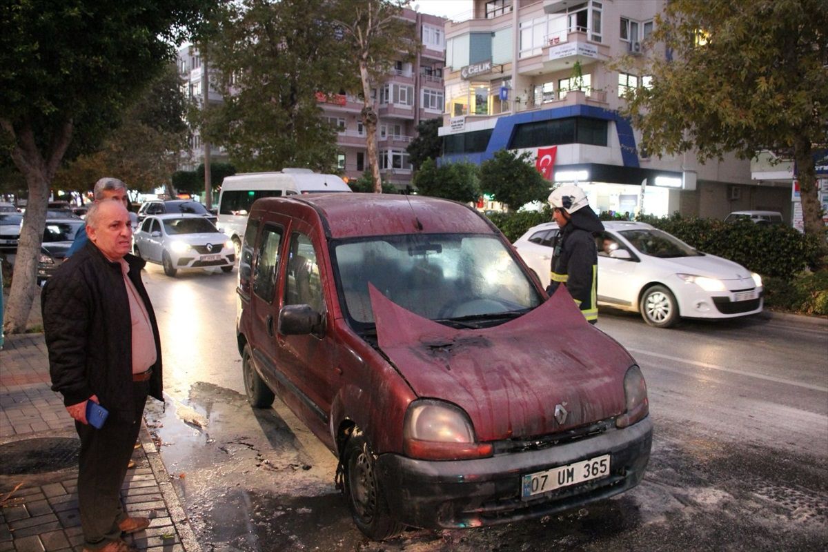Alanya\'da seyir halindeki hafif ticari araç yandı