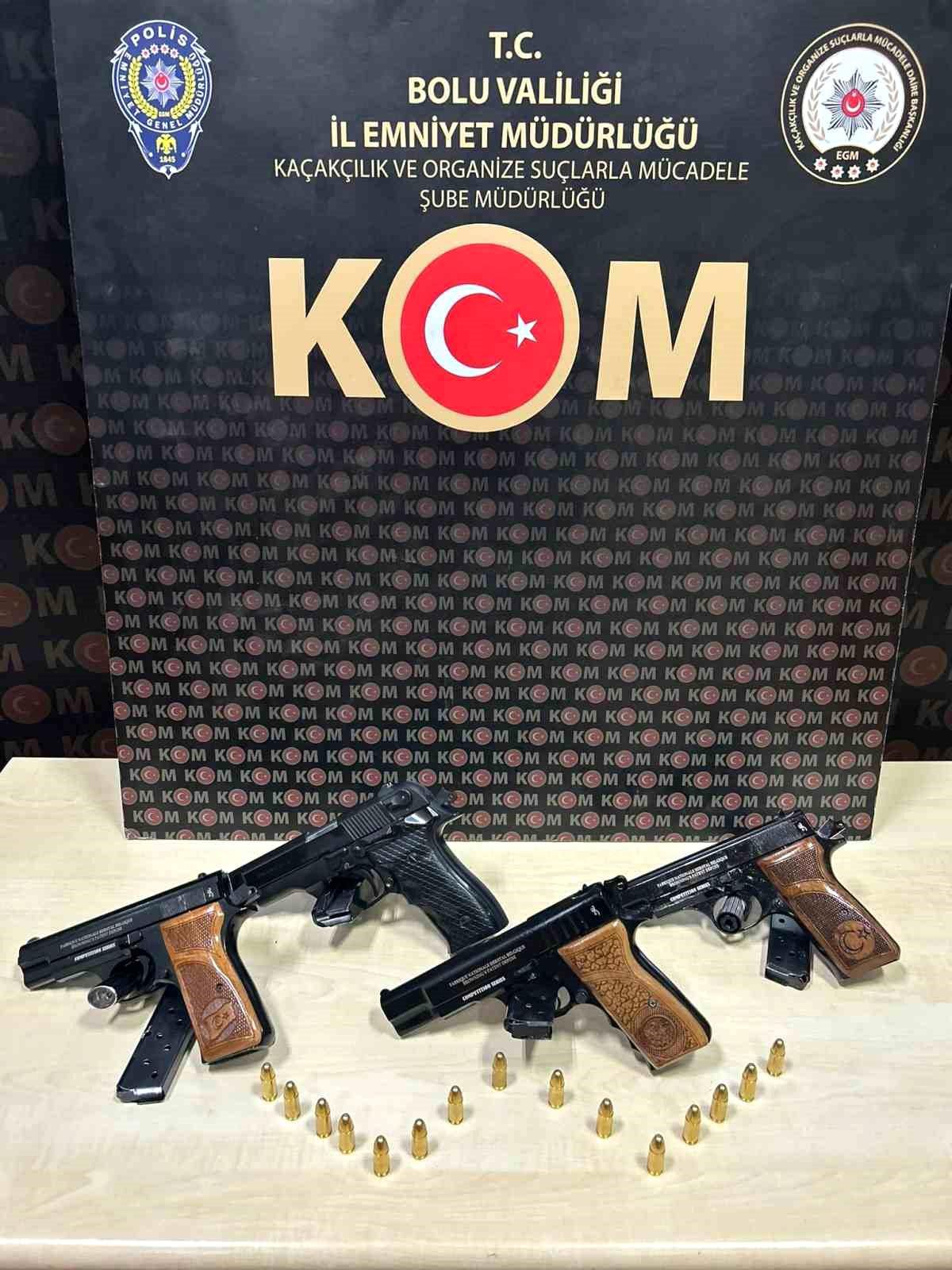 Bolu\'da 65 yaşındaki şüphelinin aracından tabanca ve mühimmat ele geçirildi