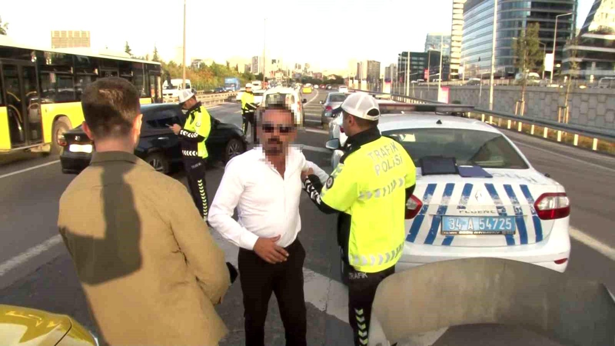 Ataşehir\'de Emniyet Şeridi İhlali Yapan Taksici Gözaltına Alındı
