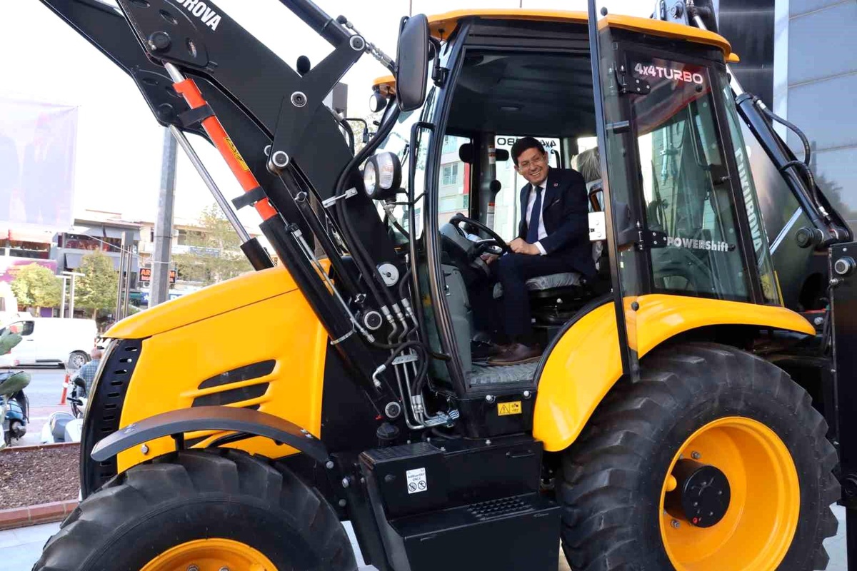 Bakanlıktan Nazilli Belediyesi\'ne iş makinesi hibe edildi