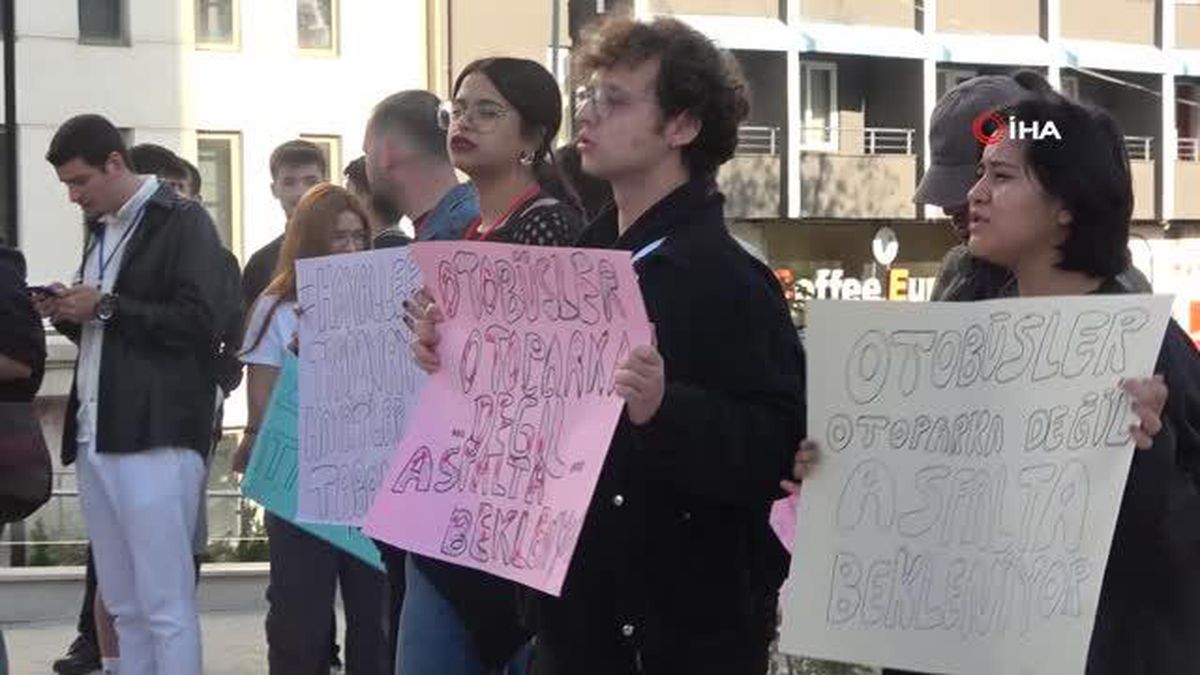Bilecik\'te Ulaşım Sorununu Protesto Etmek İçin Toplanan Öğrenciler Az Katılımla Karşılaştı