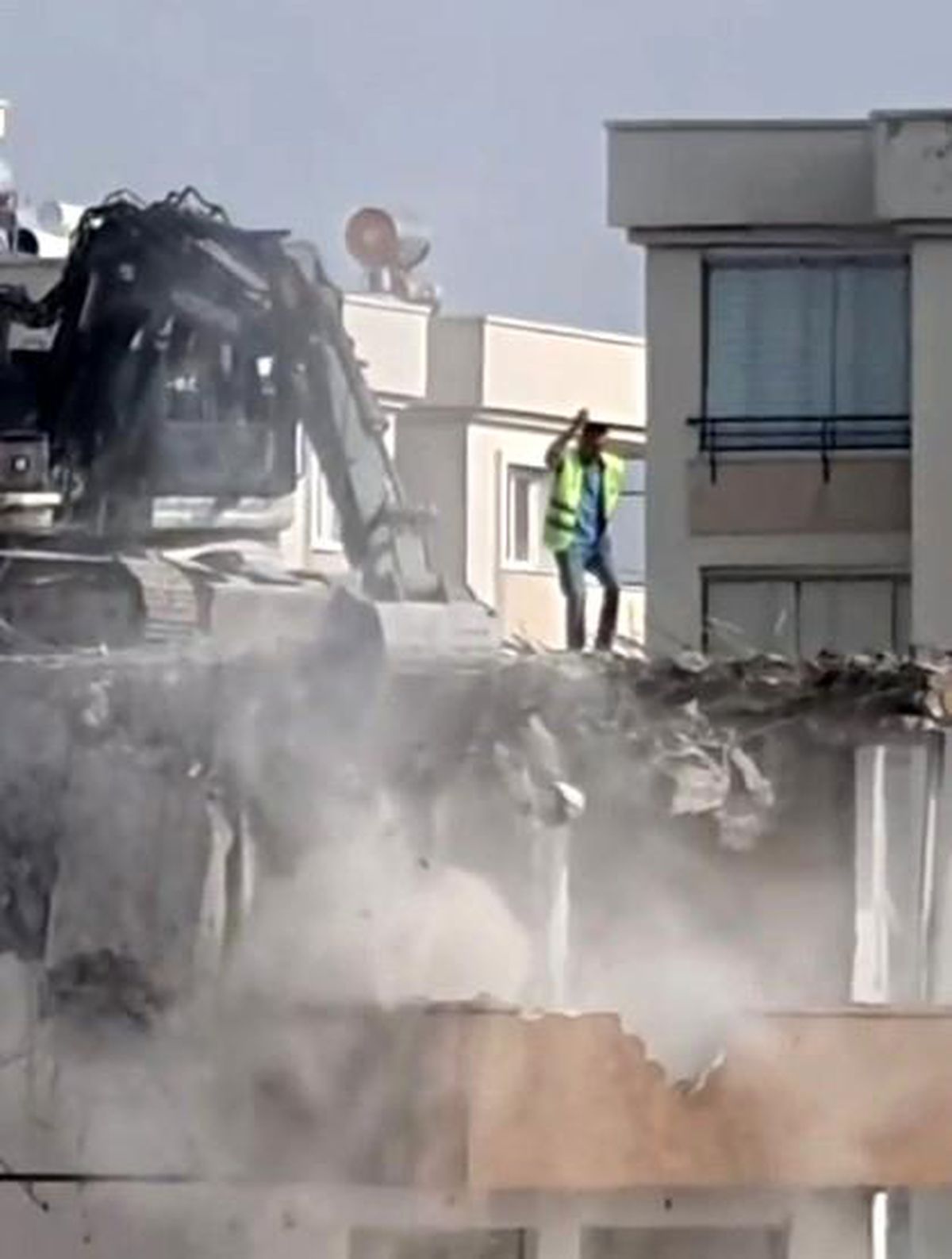 Adana\'da ağır hasarlı binanın yıkımı sırasında işçi tehlikeye aldırmadan dans etti
