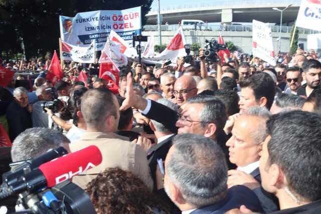 CHP lideri Özgür Özel'i İzmir'de coşkulu bir kalabalık karşıladı! Gazeteciler ve vatandaşlar ezilme tehlikesi yaşadı CHP lideri Özgür Özel'i İzmir'de coşkulu bir kalabalık karşıladı! Gazeteciler ve vatandaşlar ezilme tehlikesi yaşadı