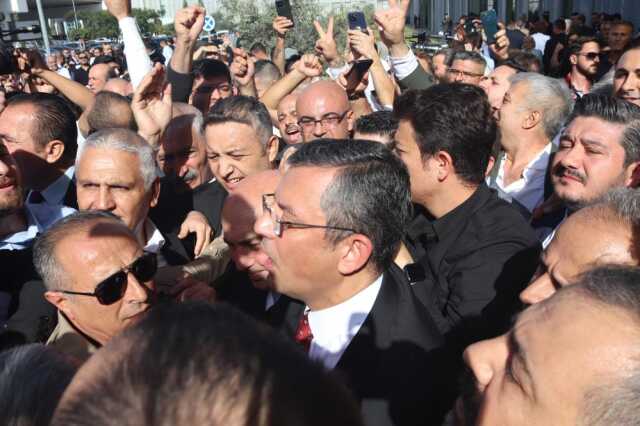 CHP lideri Özgür Özel'i İzmir'de coşkulu bir kalabalık karşıladı! Gazeteciler ve vatandaşlar ezilme tehlikesi yaşadı CHP lideri Özgür Özel'i İzmir'de coşkulu bir kalabalık karşıladı! Gazeteciler ve vatandaşlar ezilme tehlikesi yaşadı