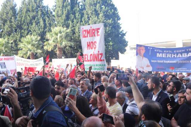 CHP lideri Özgür Özel'i İzmir'de coşkulu bir kalabalık karşıladı! Gazeteciler ve vatandaşlar ezilme tehlikesi yaşadı CHP lideri Özgür Özel'i İzmir'de coşkulu bir kalabalık karşıladı! Gazeteciler ve vatandaşlar ezilme tehlikesi yaşadı