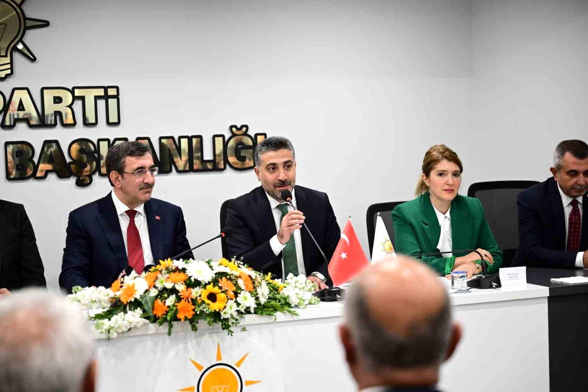 Cumhurbaşkanı Yardımcısı Yılmaz, Malatya\'da AK Parti Teşkilatını ziyaret etti