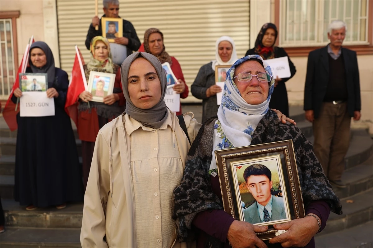Diyarbakır\'da HDP İl Başkanlığı önündeki evlat nöbetine bir aile daha katıldı