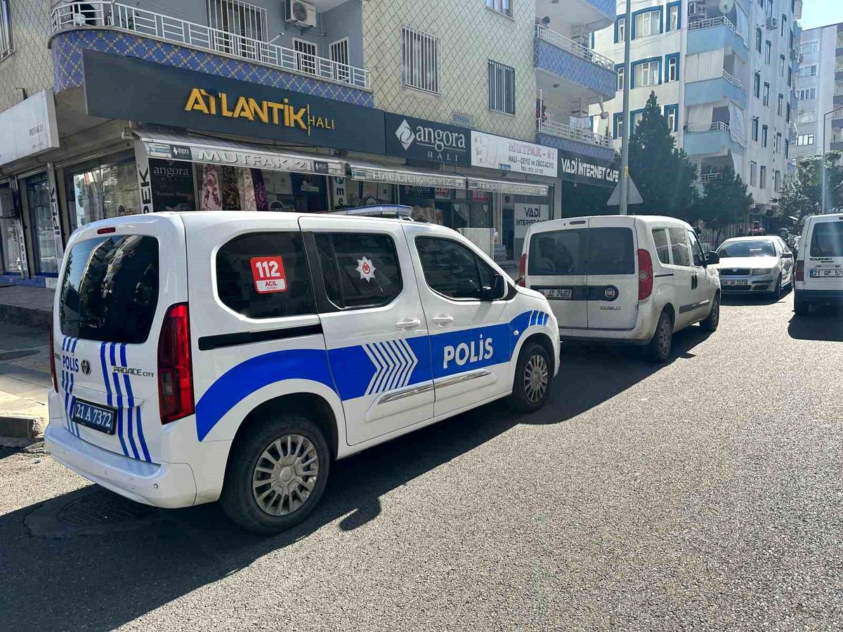 Diyarbakır\'da internet kafenin önünde silahlı saldırı: 1 yaralı