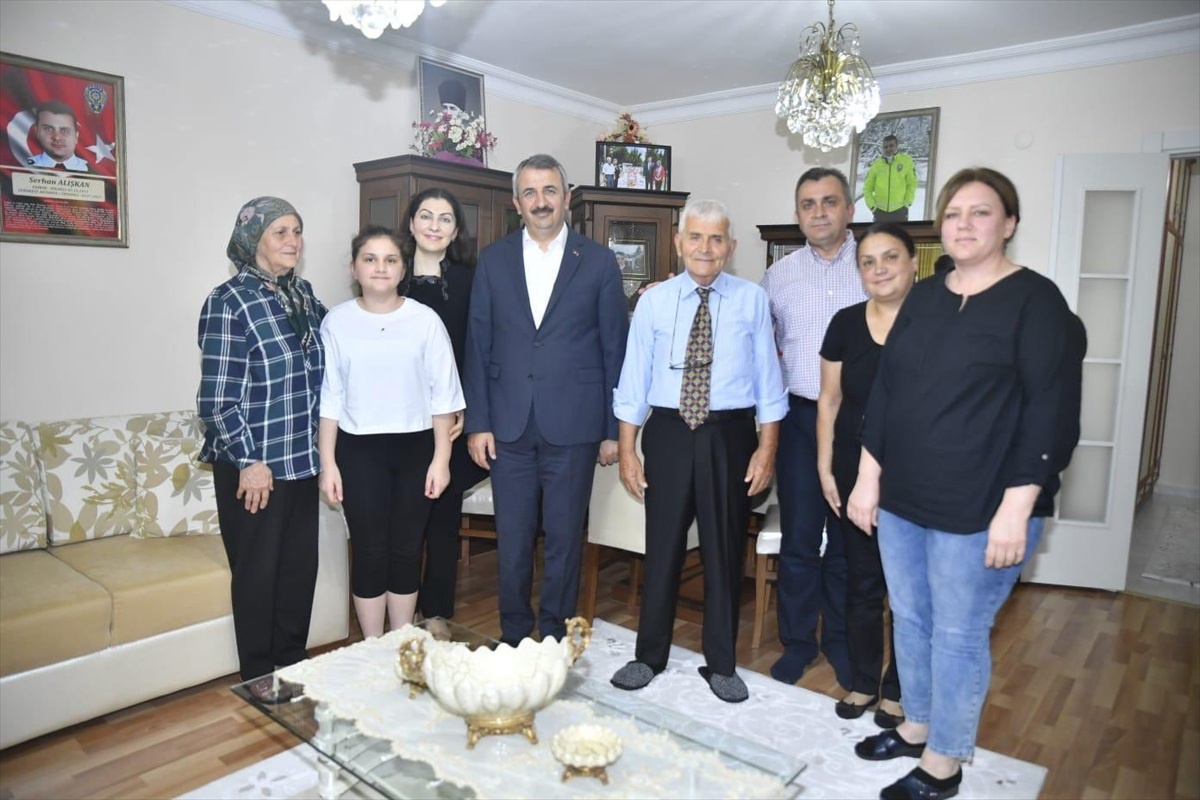 Edirne Valisi Sezer ve eşinden şehit ailesine ziyaret