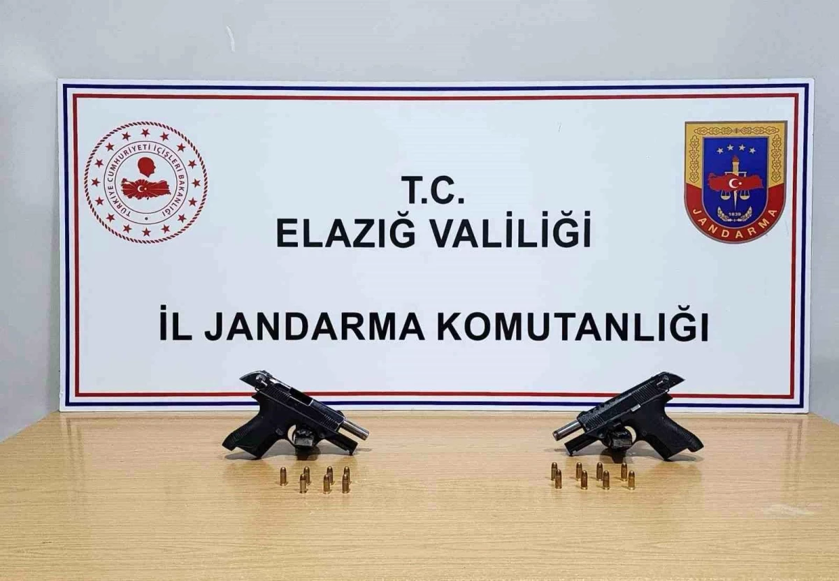 Elazığ\'da Jandarma Operasyonu: 2 Ruhsatsız Tabanca Ele Geçirildi