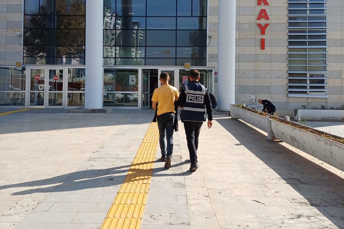 Elazığ\'da düzenlenen operasyonda 3 aranan kişi yakalandı