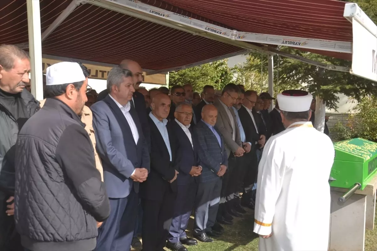 Eski AK Parti Milletvekili İsmail Tamer\'in babası Sivas\'ta defnedildi