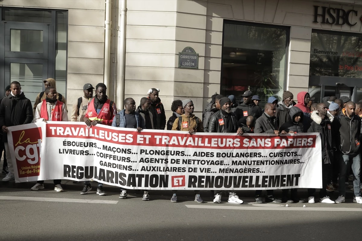 Fransa\'da Göçmen İşçilere Oturum Belgesi Talebiyle Protesto Eylemi