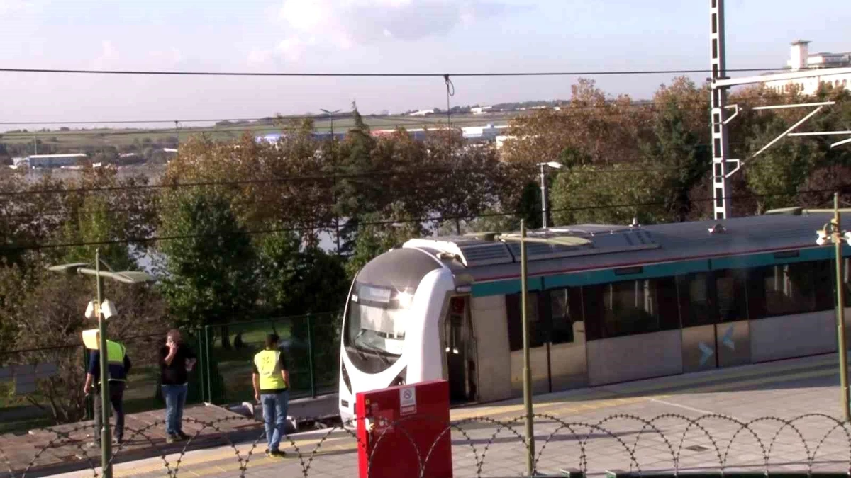 Marmaray\'da Tren Arızası: Seferler Tek Şeritten Sağlanıyor