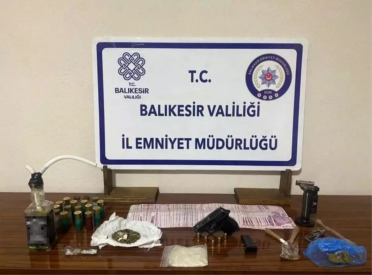 Balıkesir\'de yapılan operasyonda uyuşturucu, silah ve para ele geçirildi