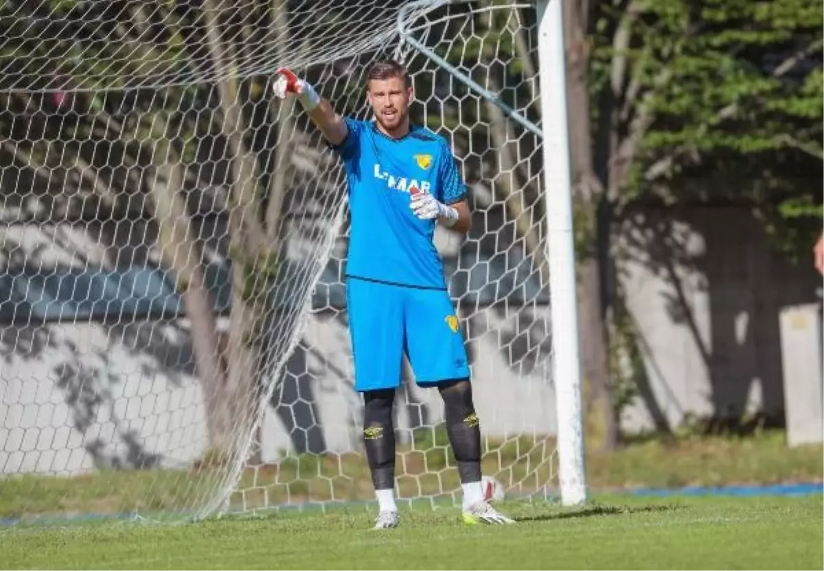 Göztepe\'nin kalecisi Lis, Süper Lig yarışında önemli bir koz