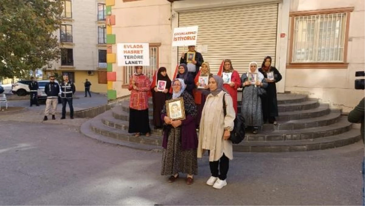 Diyarbakır\'da HDP İl Binası Önünde Evlat Nöbeti Tutan Ailelerin Sayısı 369\'a Ulaştı