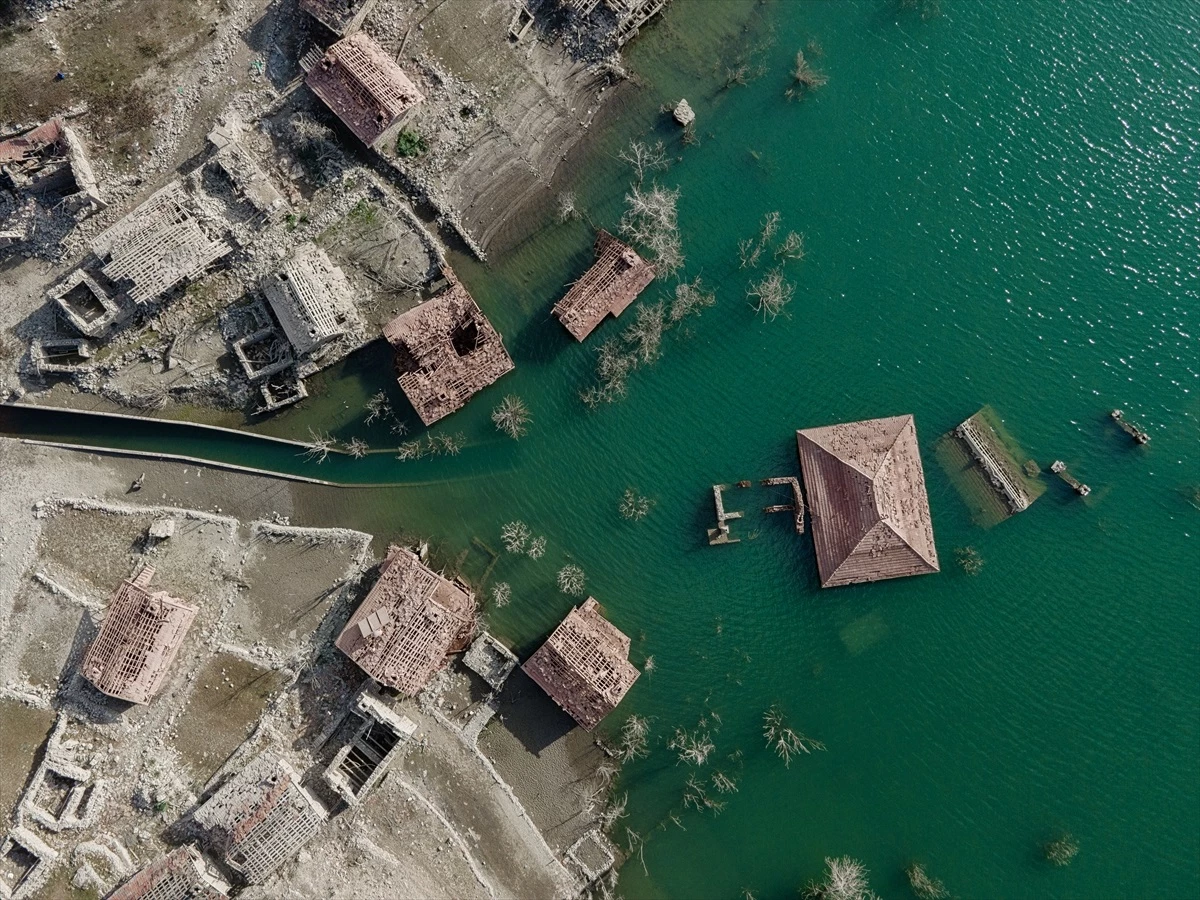 Isparta\'da su altında kalan taş evler gün yüzüne çıktı
