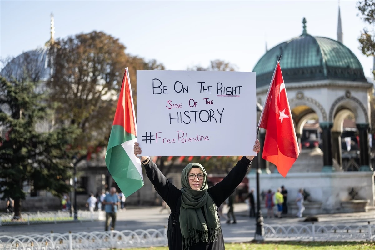 Filistinli Kadınlarla Dayanışma İnisiyatifi Sultanahmet Meydanı\'nda Oturma Eylemine Devam Ediyor