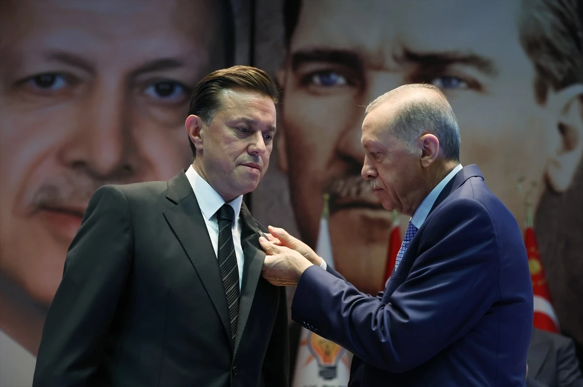 İYİ Partiden istifa eden Nebi Hatipoğlu, AK Partiye katıldı. Rozetini Cumhurbaşkanı Recep Tayyip Erdoğan MKYK toplantısında taktı.