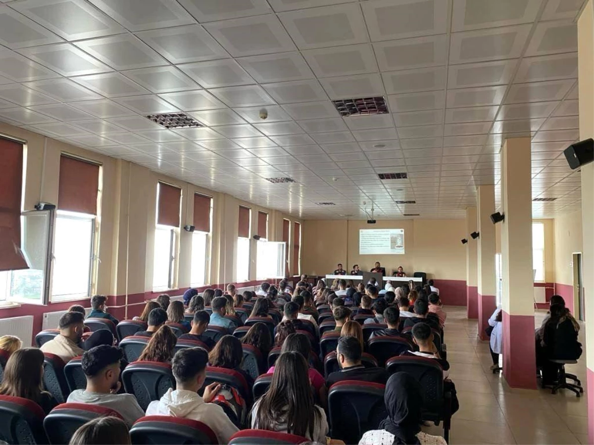 Aydın\'da Jandarma Ekipleri Üniversite Öğrencilerine Bilgilendirme Eğitimi Veriyor