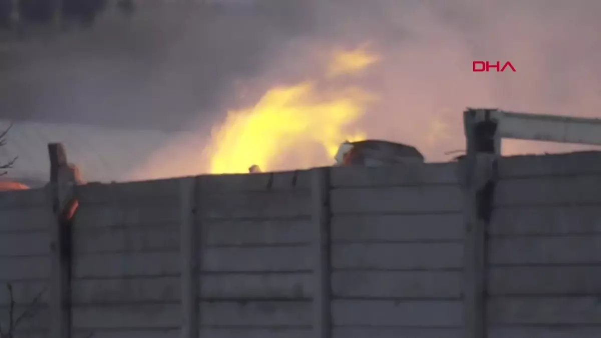 Kahramanmaraş\'ta tekstil fabrikasının deposunda çıkan yangına müdahale ediliyor