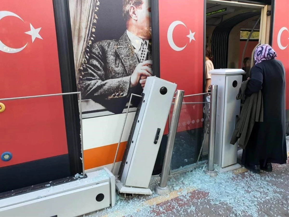 Eskişehir\'de Kamyonet Kapağı Tramvay Durağına Çarptı
