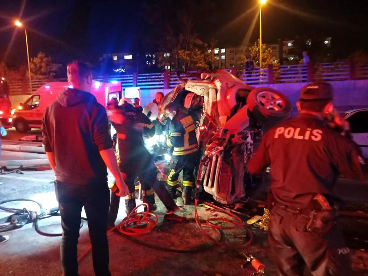 Kayseri\'de lüks otomobil takla attı: Genç hayatını kaybetti