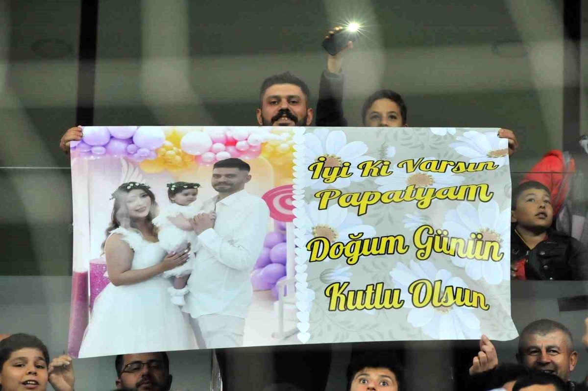 Kayserispor Taraftarı Tribünde Eşinin Doğum Gününü Kutladı