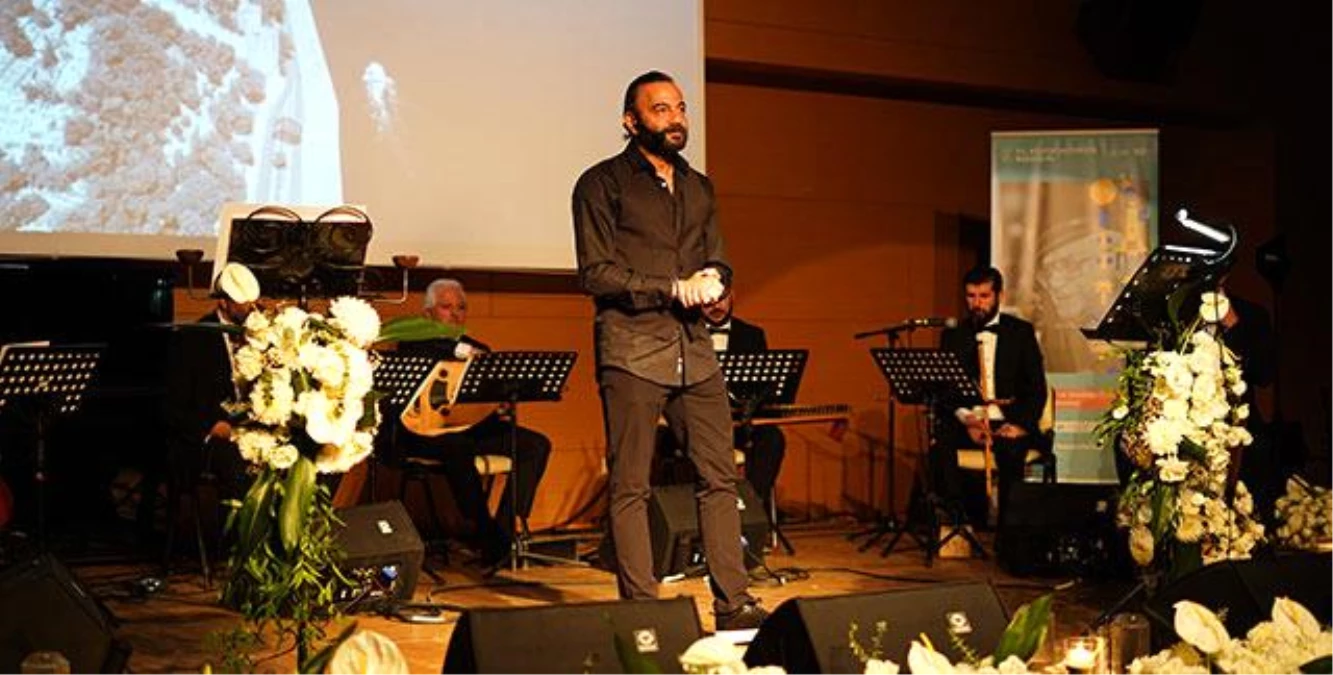 Kerem Alışık, İzmir\'de Efes Kültür Yolu Festivali\'nde sahne aldı