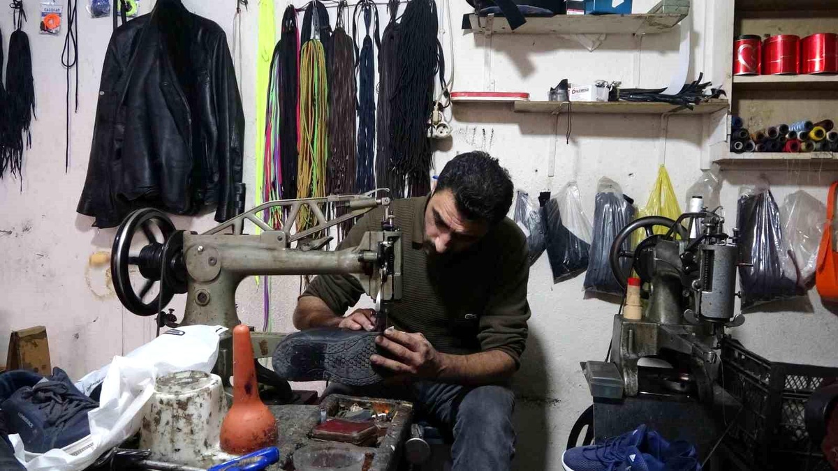 Bitlis\'te Ayakkabı Tamircilerinde Yoğunluk
