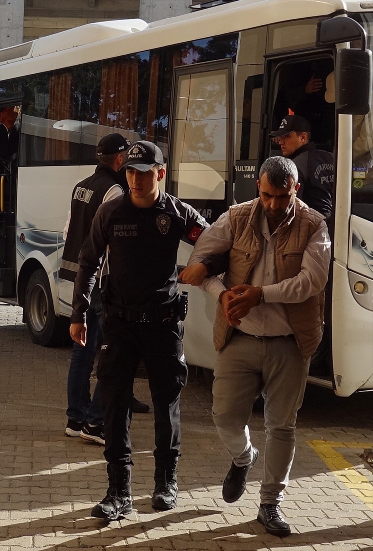 Sahte engelli raporuyla kamu zararına yol açan 26 şüpheliden 10\'u tutuklandı