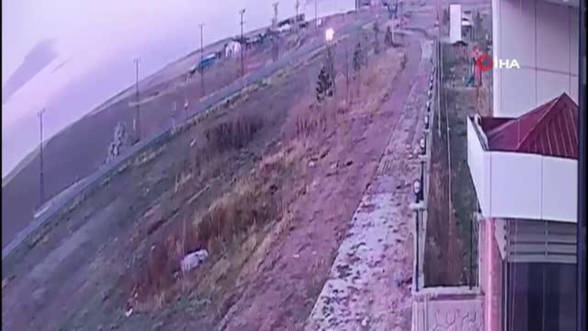 Sivas\'ta kafa kafaya çarpışan otomobillerin kaza anı kamerada