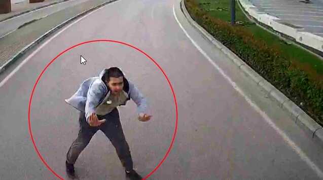 Resmen ölümüne kaçış! Taksicilerden kurtulmak isterken otobüsün önüne atladı Resmen ölümüne kaçış! Taksicilerden kurtulmak isterken otobüsün önüne atladı