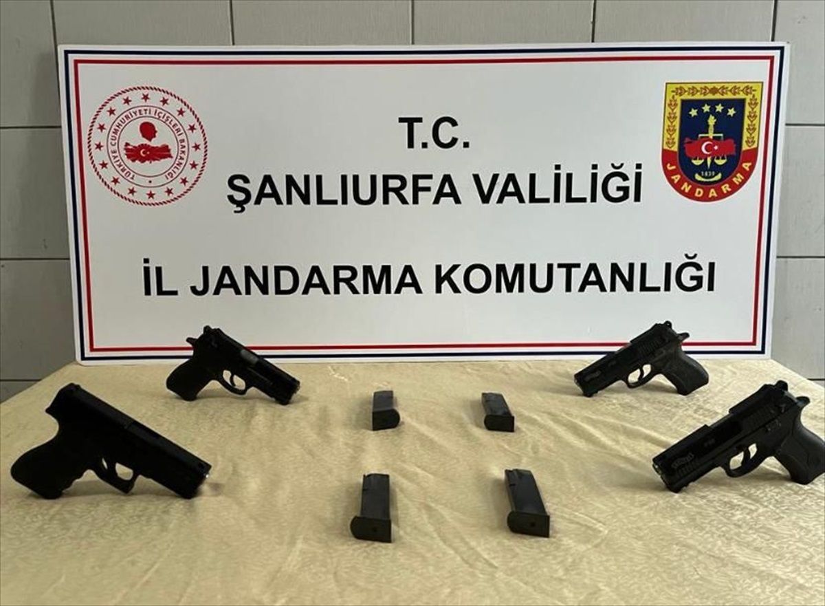 Şanlıurfa\'da Otomobilde 4 Ruhsatsız Tabanca Ele Geçirildi