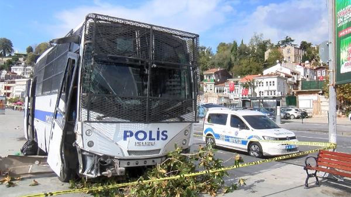 Çin Konsolosluğu önünde polis servis otobüsü kaza yaptı