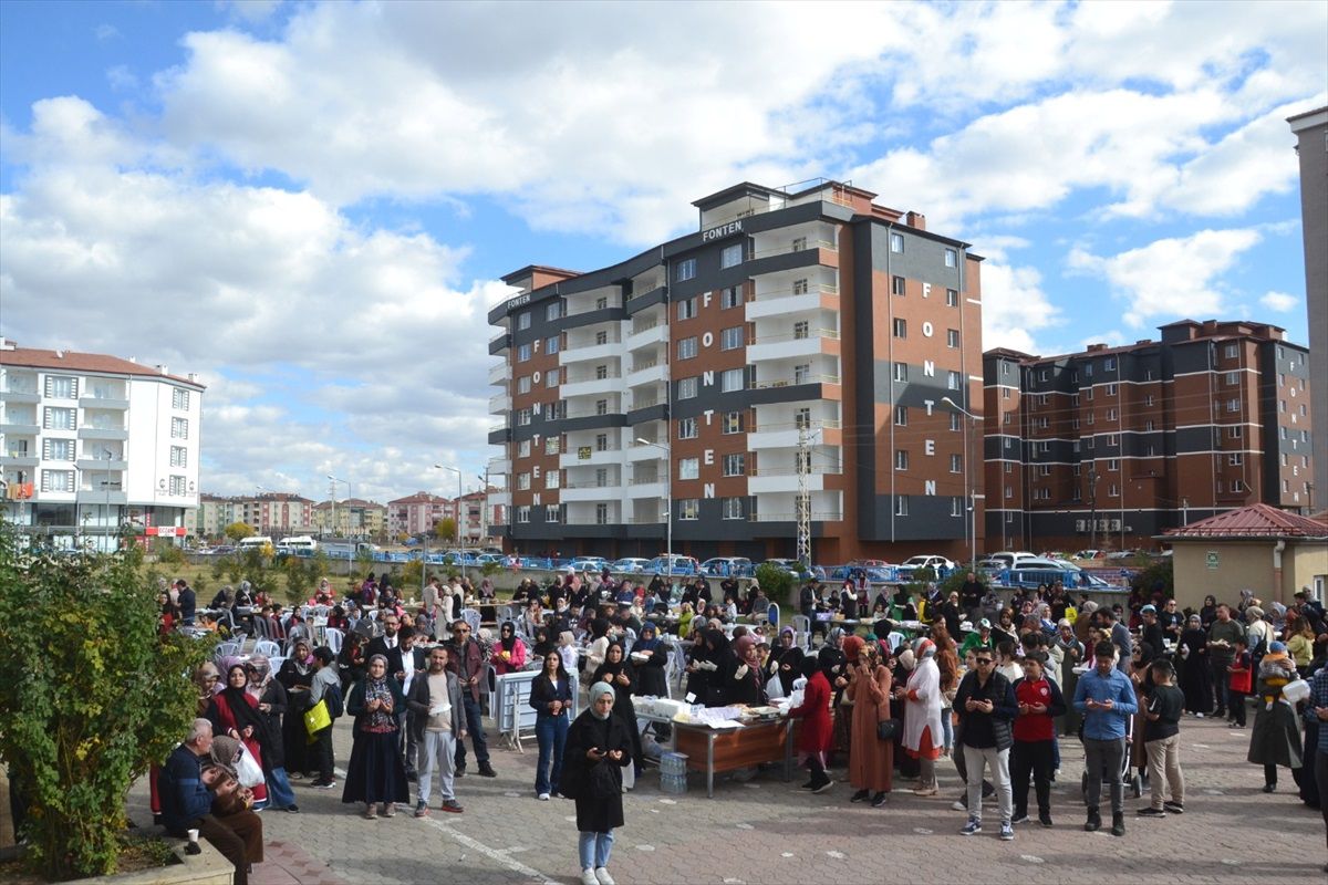 Şarkışla\'da öğrenciler Filistin\'e destek için kermes düzenledi
