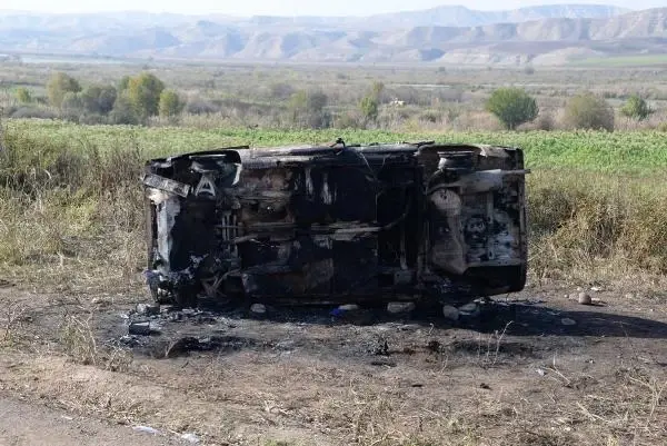 Siirt'te meydana gelen kazada yanarak ölen anne ve 5 çocuğu ile birlikte açılan 7. bir mezara da uzuvlar defnedildi