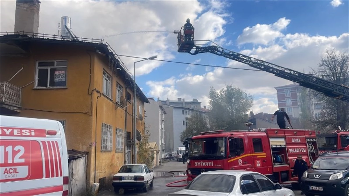 Sivas\'ta İki Katlı Binanın Çatısında Çıkan Yangın Hasara Neden Oldu