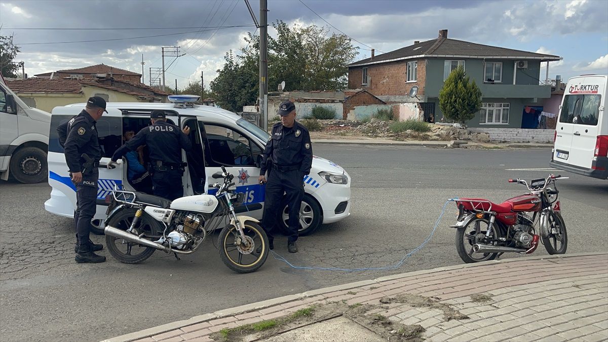 Çalıntı motosikleti çekerek götüren zanlılar yakalandı