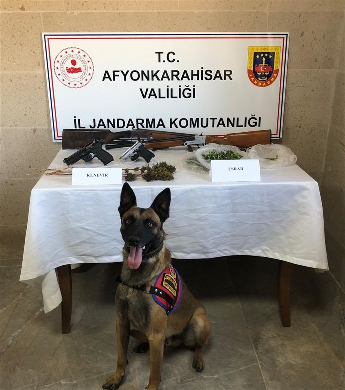 Afyonkarahisar\'da Uyuşturucu ve Silah Operasyonu: 2 Zanlıya Adli İşlem Yapıldı
