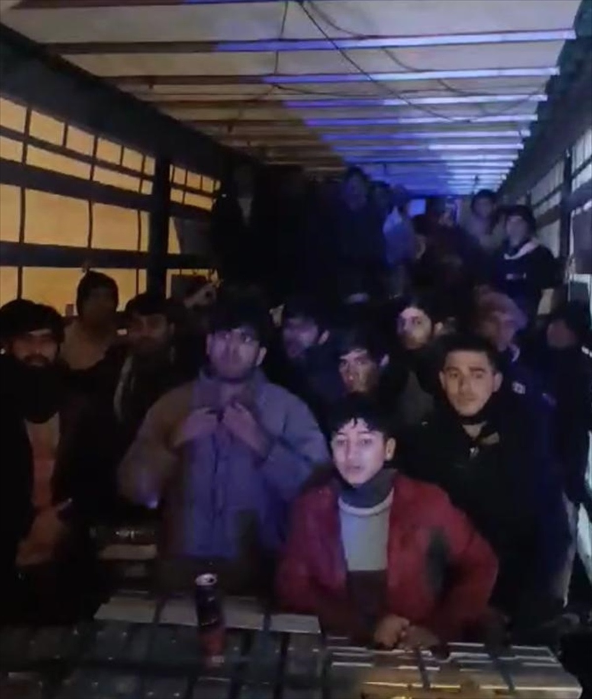 Ağrı\'da alüminyum yüklü tırda 48 düzensiz göçmen yakalandı