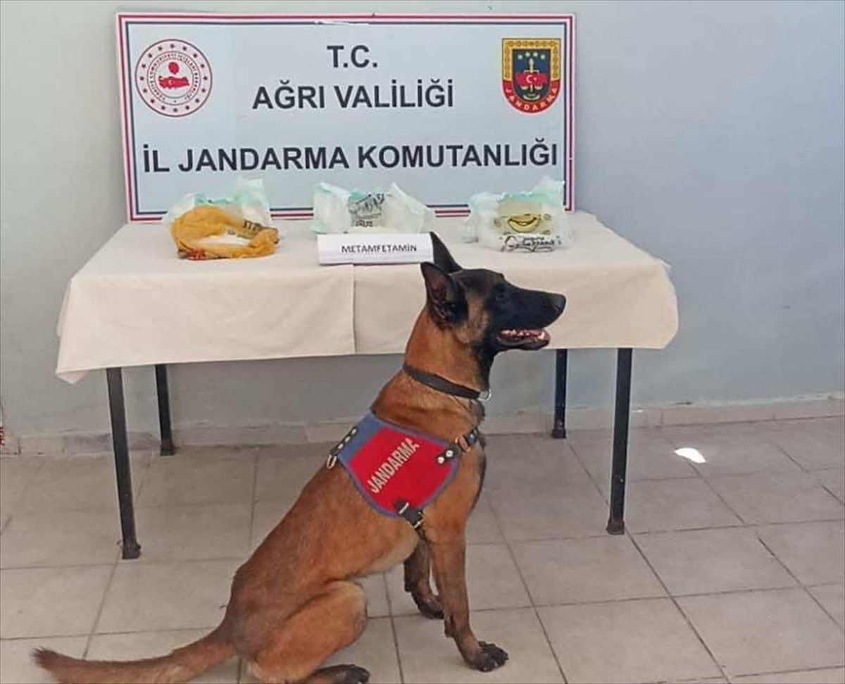 Ağrı\'da otobüste 1 kilo 700 gram uyuşturucu ele geçirildi, 2 zanlı tutuklandı